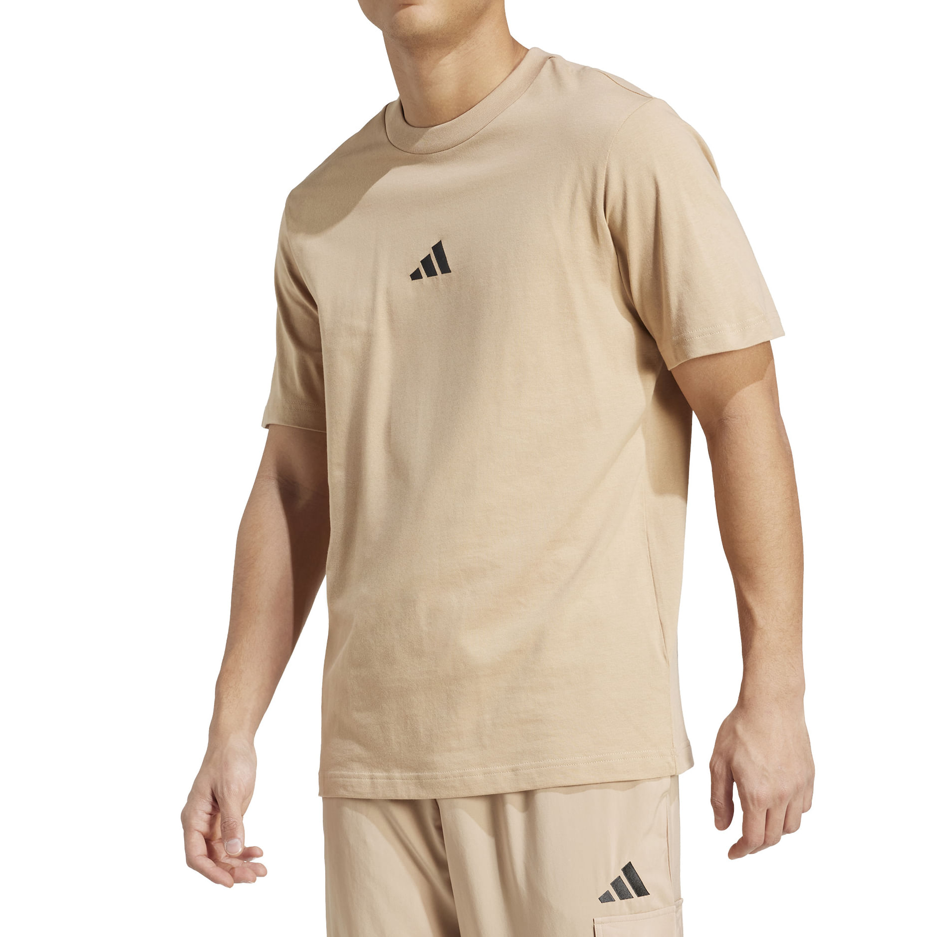 Camiseta Adidas masculina bege em fundo branco mostrando ajuste